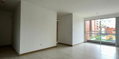 Apartamento en Venta en unidad cerrada ubicado en Belmonte de facil acceso desde las  vías principales de pereira, cerca a universidades, centros comerciales, supermercados de cadena y rutas de transporte publico. cuenta con sala-comedor, pisos en cerámica, tres habitaciones y dos baños, cocina integral mesón en granito, estufa y calentador a gas, zona de ropas. la unidad cuenta con piscina, gimnasio, salón comunal, sauna/turco, parques infantiles, placa polideportiva, zonas verdes y un parqueadero. Con vigilancia y portería las 24 Hora. Inmuebles sujetos a verificación de disponibilidad.
