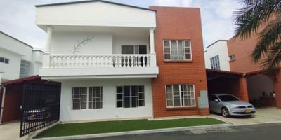 En el sur de la ciudad se encuentra esta impresionante casa con 5 habitaciones   amplios  armarios en madera y baño privado para cada habitacion y su aire acondicionado. Hall de biblioteca, sala de television con aire, sala comedor muy amplia  y baño social. Consta de un cuarto para almacenar, parqueadero cubierto para 5 vehiculos con puerta electrica..Cocina integral lcon estufa de gas, horno electrico a vapor. Tambien consta de un espectacular espacio en la parte trasera de la casa que tiene turco electrico, jacuzzi para 8 personas. Piscina con cascada y chorros contra corriente. y un bar muy acogedor. El condominio consta de piscina, turco,sauna y zona de juegos infantiles.
Este agradable condominio es perfecto para una familia numerosa, que le guste la tranquilidad de vivir en un lugar con espacios amplios y con mucha vegetacion.