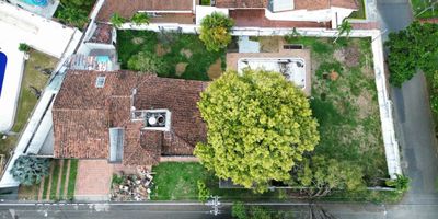 Magnifica oportunidad de inversion en un exclusivo sector del sur de Cali. Esta impresionante casa-lote con una extensión de 1,690 metros cuadrados ofrece un lienzo perfecto parar dar vida a tus proyectos, con una ubicacion privilegiada en un sector de alta demanda. Su extensa area brinda flexibilidad para construir la residencia de tus sueños o desarrollar un proyecto de alto impacto. ¡Aprovecha esta oportunidad unica para hacer realidad tus ambiciones inmobiliarias. Más información 317 370 9828 y 602 661 0000.