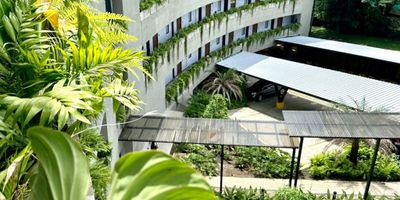 Descubre este encantador apartaestudio ubicado en una zona privilegiada al sur de Cali. Con 1 habitación principal con baño privado y walking closet, 1 espacio que se puede adecuar como habitación o estudio, 1 baño social completo, balcón con vista a reserva natural, cocina con electrodomésticos, aire acondicionado, calentador a gas, 1 parqueadero y 1 deposito. Este espacio de 76.04 metros cuadrados ofrece comodidad y elegancia. Su diseño moderno y acabados de alta calidad lo convierten en el lugar ideal para vivir. Disfruta de una atmósfera acogedora y funcional en cada rincón. ¡No pierdas la oportunidad de hacer de este lugar tu nuevo hogar! Contáctanos para más información: JM INMOBILIARIA, Número +573173709829 o 6026610000.