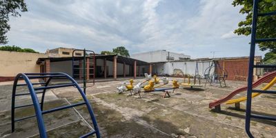 Venta de lote para uso residencial de 694 m² en prestigioso barrio del norte de Cali. Esta propiedad ofrece una excelente oportunidad de inversión en una zona de alto crecimiento y desarrollo. Ubicado en un entorno tranquilo y seguro, ideal para la construcción de la casa de tus sueños o un proyecto inmobiliario. Cercano a centros comerciales, colegios, parques y vías principales, asegurando comodidad y accesibilidad. No pierdas la oportunidad de adquirir este lote único en una de las áreas más solicitadas de la ciudad. Contáctanos para más información y visitas. +573173709828 +576026610000