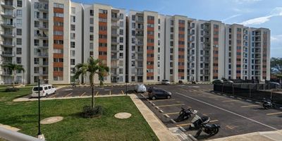 Bienvenido a tu nuevo hogar de ensueño! Esta propiedad única te ofrece un estilo de vida inigualable en un conjunto residencial completamente nuevo. Disfruta de espacios amplios e iluminados rodeados por más de 80.000 m2 de exuberantes zonas verdes, perfectas para tus actividades al aire libre favoritas. Sumérgete en la relajante piscina, disfruta de partidos en la cancha múltiple, y observa a tus hijos divertirse en la zona de juegos. Con una planta de emergencia para zonas comunes y un elegante salón social, este lugar tiene todo lo que necesitas. ¡No pierdas la oportunidad de llamar a este paraíso tu hogar, para mayor información comunicarse con JM inmobiliaria al 6610000 o al 3006015778