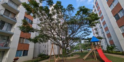 Bienvenido a tu nuevo hogar de ensueño! Esta propiedad única te ofrece un estilo de vida inigualable en un conjunto residencial completamente nuevo. Disfruta de espacios amplios e iluminados rodeados por más de 80.000 m2 de exuberantes zonas verdes, perfectas para tus actividades al aire libre favoritas. Sumérgete en la relajante piscina, disfruta de partidos en la cancha múltiple, y observa a tus hijos divertirse en la zona de juegos. Con una planta de emergencia para zonas comunes y un elegante salón social, este lugar tiene todo lo que necesitas. ¡No pierdas la oportunidad de llamar a este paraíso tu hogar, para mayor información comunicarse con JM inmobiliaria al 6610000 o al 3006015778