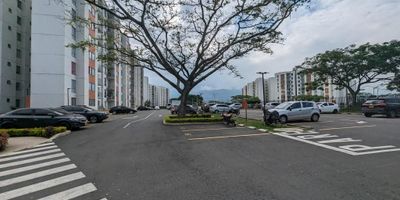 Bienvenido a tu nuevo hogar de ensueño! Esta propiedad única te ofrece un estilo de vida inigualable en un conjunto residencial completamente nuevo. Disfruta de espacios amplios e iluminados rodeados por más de 80.000 m2 de exuberantes zonas verdes, perfectas para tus actividades al aire libre favoritas. Sumérgete en la relajante piscina, disfruta de partidos en la cancha múltiple, y observa a tus hijos divertirse en la zona de juegos. Con una planta de emergencia para zonas comunes y un elegante salón social, este lugar tiene todo lo que necesitas. ¡No pierdas la oportunidad de llamar a este paraíso tu hogar, para mayor información comunicarse con JM inmobiliaria al 6610000 o al 3006015778 COD 11013