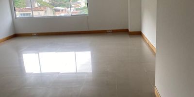 Estupenda oportunidad para invertir, linda oficina de 52.75 m2, estructura moderna, funcional, ubicada en el norte de Cali, zona comercial y de negocios, cerca a chipichape, zona bancaria y comercial de la ciudad de Cali. Tiene disponibilidad para parqueadero en el sótano del edificio.