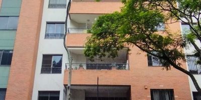 Vendemos lindo y amplio Apartamento, Ubicado en el norte de la Ciudad, en el tradicional barrio de Santa Mónica, el Apartamento cuenta con tres habitaciones, todas con closet, la principal con baño, adicionalmente hay otro baño para ser compartido por los otros dos dormitorios y  hay un baño adcional que sirve como baño social, tiene hall  de alcobas, además hay sala comedor,  cocina tradicional, zona de oficios, alcoba de servicio ocn baño completo. Al apto le corresponden dos parqueaderos cubiertos, en el sótano del edificio, la copropiedad cuenta con piscina climatizada, vigilancia 24/7 parqueadero para visitantes, ascensor. Para inofrmación comunicarse con el +57 602 601 0000 y los cels + 57 300912 1380 y + 57 318 712 4864