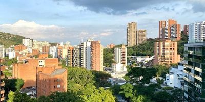 Se vende hermoso apartamento de tres habitaciones todas con baño  principal con vestier, estudio baño social habitación de servicio con baño. En el exclusivo sector del oeste de Cali, con impresionantes vistas a la ribera del río que te permitirán disfrutar de los mejores atardeceres y la refrescante brisa caleña. Este espacioso y luminoso apartamento cuenta con modernos acabados y una distribución única. Además, incluye la comodidad de 3 parqueaderos y un amplio depósito. Para mayor información comunicarse con JM inmobiliaria al 661 00 00 o al 300 601 5778 COD WEB