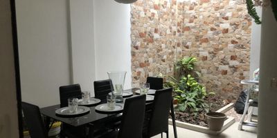 Hermosa casa de tres pisos ubicada en el sur de la ciudad. Esta conformada por dos pisos construidos y el tercer nivel parcialmente. Primer piso: Antejardin, garaje electrico, sala y comedor independientes, baño social, hall cocina y patio cubierto. Segundo piso: Tres habitaciones,la alcoba principal con baño y vestier, baño de dos alcobas estar de television, balcon. Tercer piso:  Construida una habitacion, un baño, zona de oficios salon y terraza cubierta informes Jm Inmobiliaria tel 6610000