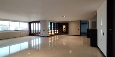 Hermoso Apartamento ubicado en uno de los sectores mas exclusivos de la ciudad. Consta de tres habitaciones, cuatro baños, estudio, estadero, balcon, cocina integral abierta, habitacion de servicio con baño, zona de oficios, pisos tipo marmol, parqueadero para tres vehiculos independientes, deposoto. El edificio cuenta con 2 ascensores, 10 apartamentos, piscina, sauna, planta electrica, salon social, parqueadero para visitantes,  vigilancia privada las 24 horas. Jm Inmobiliaria tel 6610000 cel 3176548054