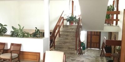 OFRECEMOS CASA UBICADA EN SANTA TERESITA, AMPLIA E ILUMINADA, CONSTA DE 4 NIVELES CON GRADAS  COMODAS DISTRIBUIDOS ASI: 1 NIVEL GARAJE PARA 2 VEHICULOS, 2 NIVEL: SALA AMPLIA, 1 BAÑO SOCIAL Y TERRAZA AMPLIA A LA ENTRADA,  NIVEL 3: COMEDOR, ESTAR, COCINA INTEGRAL (NO TIENE GAS),  ALCOBA DEL SERVICIO CON BAÑO, ZONA DE OFICIOS,  Y UN AGRADABLE PATIO,   NIVEL 4: 1 SALA AUXILIAR,  3 HABITACIONES PRINCIPAL CON BAÑO, VESTIER Y UN GRAN ESTUDIO, 1 BAÑO DE ALCOBAS. LA CASA ESTA MUY BIEN CONSERVADA Y PISOS EN RETAL DE MARMOL. INFORMES: CEL 315 3396536 o 602 6610000  COD WEB: 10273.