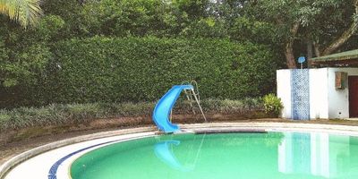 Tenemos una excelente opción de inversión, en el lugar más exclusivo de  Cali, tendrás una amplia propiedad conformada por un amplio lote, con una casa de  687 m2, esta casa es muy amplia de dos pisos, cuenta con amplia sala comedor, terrazas, jardín, 2 cuartos de servicio,  amplia piscina, gym, zona bbq,  5 cuartos con aire acondicionado, tres habitaciones con baño, cuenta con acueducto propio, cuenta con excelente iluminación y está cerca a los más prestigiosos clubes sociales, colegios y universidades informes JM Inmobiliaria tel 6610000.