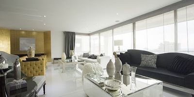 El apto cuenta con calefacción, con planta eléctrica, cuarto de escoltas, dos ascensores, p h esplendoroso,con cortinas eléctricas, teatro con sillas en cuero, zona bbq, chimenea, cuatro cuartos, estudio incluyen baño,ultimo piso