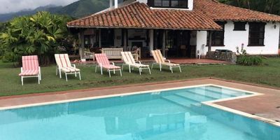 HERMOSA FINCA , TOPOGRAFÍA AMENA, DE DOS NIVELES, ESTILO COLONIAL, ESPACIOS AMPLIOS, CON RESPECTO A LAS AGUAS, EXISTEN TANQUES DE RESERVA, DE MONTAÑA, ACUEDUCTO VEREDAL, TANQUE DE ALMACENAMIENTO PROPIO, QUE SURTE DEL LIQUIDO A LAS DIFERENTES CONSTRUCCIONES, LA PROPIEDAD CUENTA CON PORTADA DE ACCESO, SE ENCUENTRA DELIMITADA Y CERCADA EN SU TOTALIDAD. CUENTA CON CASA DE MAYORDOMO, PISCINA , DOS KIOSKOS, ZONA AMPLIA DE PARQUEO EXTERNA E INTERNA. CÓDIGO WEB 8384.