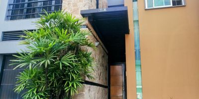 MODERNA Y ESPECTACULAR CASA CON APARTAESTUDIO INDEPENDIENTE, UBICADA EN EL TRADICIONAL BARRIO SAN FERNANDO. HERMOSA CASA DE 2 PLANTAS CONFORMADA POR SALA, BAÑO SOCIAL, FUENTE AGUA, PATIO INTERNO, COMEDOR, COCINA ABIERTA, PATIO CON JACUZZI, SOLARIUM, ALCOBA PRINCIPAL CON BAÑO Y VESTIER, 2 ALCOBAS MAS, CADA UNA CON BAÑO, MANSARDA Y UNA CON BALCÓN, ESTUDIO Y AMPLIO CORREDOR ILUMINADO. APARTAESTUDIO DE 47 M2 CON GARAJE Y ENTRADA INDEPENDIENTE, DE 2 PLANTAS CON COCINA, BAÑO SOCIAL, ALCOBA CON BAÑO, ALQUILADO. CÓDIGO WEB 7680.