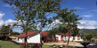 BELLISIMA FINCA UBICADA EN EL MEJOR LUGAR PARA EL DESCANSO Y LA RECREACIÓN, POR SU AGRADABLE CLIMA, ENTORNO NATURAL Y CERCANÍA AL LAGO CALIMA, PREFERIDO PARA LA PRÁCTICA DE DEPORTES ACUÁTICOS. SOBRE UN MAGNIFICO LOTE DE 16.000 M2, SE UBICAN 2 ESTUPENDAS PROPIEDADES CON 12 HABITACIONES, CADA ALCOBA CON BAÑO, SALA COMEDOR, 4 COCINAS Y COMPLETA ZONA SOCIAL: 2 PISCINAS, ESTADERO, ZONA BBQ, JARDINES, HERMOSA VISTA AL LAGO, CASA MAYORDOMO COMPLETA. CÓDIGO WEB 7498.