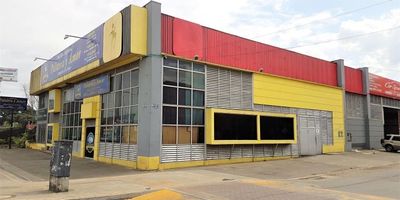 SOBRE LA AVENIDA TERCERA NORTE, UNO DE LOS MÁS IMPORTANTES CORREDORES COMERCIALES E INDUSTRIALES DE LA ZONA, CERCA A ESTACIONES DEL TRANSPORTE MASIVO MIO, CONCESIONARIOS DE VEHÍCULOS, CENTROS EMPRESARIALES, ENTIDADES FINANCIERAS Y DE SALUD, ENTRE OTROS, OFRECEMOS MAGNIFICA BODEGA ESQUINERA CONSTRUIDA SOBRE UN LOTE DE 1.325 M2. EN MUY BUENAS CONDICIONES, ACTUALMENTE ALQUILADA, LO QUE REPRESENTA UNA EXCELENTE OPCIÓN DE INVERSIÓN Y RENTABILIDAD. CÓDIGO WEB 6751.