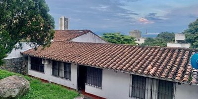 Bienvenido a esta increíble casa acogedora y elegante, que cuenta con diferentes ambientes, ubicada en la mejor zona del norte de Cali, cerca de todo lo que necesitas. Cuenta con 3 habitaciones y 3 baños, biblioteca, estadero, cocina con amplia zona de ropa, 2 parqueaderos internos con puerta eléctrica, 2 parqueaderos externos, jardín interior, jardines exteriores, alcoba de empleada con su baño y depósito. Ideal para las familias que aprecian las zonas verdes y el aire puro; con la opción de adaptarse para unas oficinas amplias y exclusivas.