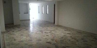 OPORTUNIDAD DE VIVIENDA E INVERSIÓN. ESTUPENDO EDIFICIO DE 2 PLANTAS, ESTRATÉGICAMENTE UBICADA (CERCA AL COLEGIO HISPANOAMERICANO, A LA AV. 3 NORTE, A LA CALLE 34 NORTE), COMPLETAMENTE REFY EN PROPIEDAD HORIZONTAL CON 3 UNIDADES DE VIVIENDA MUY COMPLETAS  APTO 101 180 MTS ALQUILADO EN  $2 MILLONES GARAJE DOBLE, APTO 201  ALQUILADO EN  $1.500.000= 130 MTS UN PARQUEADERO , APTO 202 130 MTS ALQUILADO EN  $1.500.000= UN PARQUEADERO.. CÓDIGO WEB 5029. INFORMES JM INMOBILIARIA TEL 6610000