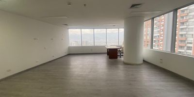 Oficina en arriendo y venta en edificio empresarial ubicado estrategicamente sobre via principal, cerca servicios complementarios de centros comerciales, Rutas de transporte. Piso en porcelanato, 4 espacios, baños, cocineta, cableado de red, techo cielo raso, aire acondicionado central, divisiones en drywall, area de recepcion y parqueaderos cubiertos. Auditorio, parking visitantes sin costo, vigilancia 24 horas, citofonia y circuito cerrado de tv.   Inmuebles sujetos a verificación de disponibilidad.