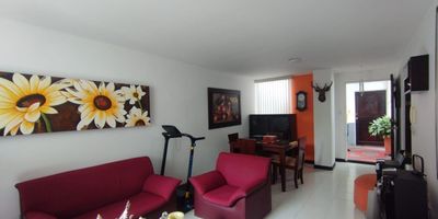 Apartamento en Arriendo y Venta ubicado en Alamos en unidad cerrada sobre la avenida principal, cerca a supermercados de cadena, parque principal, centros comerciales, universidades, rutas de transporte publico y servicios complementarios de la zona, cuenta con ventilacion e iluminación natural, con tres habitaciones y dos baños, mas habitacion de servicio con baño, pisos en ceramica, cocina Integral, sala-comedor, estufa y calentador a gas. La unidad cuenta con un parqueadero cubierto. Con vigilancia y portería las 24 horas. *Inmuebles sujetos a verificación de disponibilidad.*