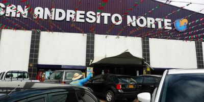 Excelente local esquinero en centro comercial San Andresito, sobre vía principal, con vitrina de exhibición, cerca de plazoleta de comidas. Vías de acceso Auto Norte, Calle 170, terminal del Norte. Fácil acceso y facilidad de transporte público.