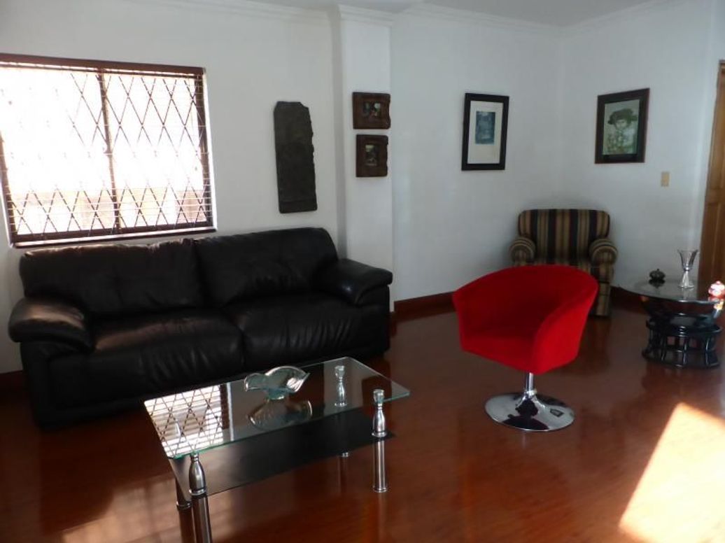 Apartamento de 3 alcobas en venta en Santa Barbara Central, Bogotá, 132 m² · foto 2 de 20