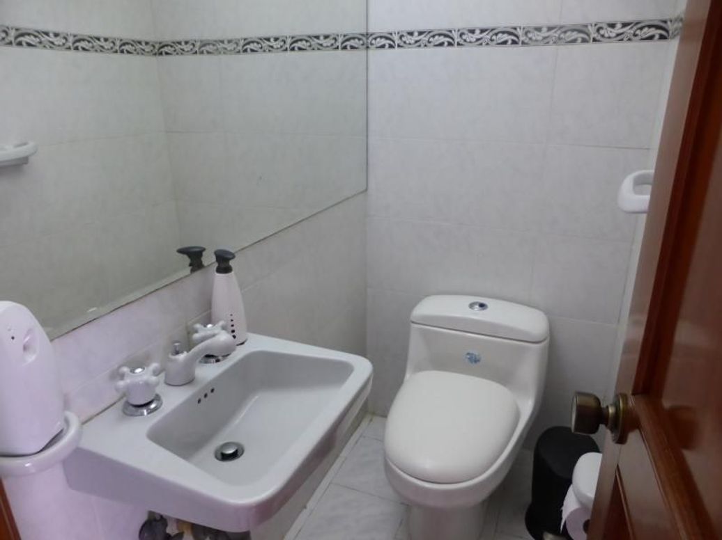 Apartamento de 3 alcobas en venta en Santa Barbara Central, Bogotá, 132 m² · foto 6 de 20