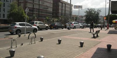 Espectacular oficina en segundo nivel, cuenta con gran iluminación natural, con divisiones en vidrio para varios ambientes de trabajo, cuenta con baño privado, zona de lavado, deposito interno y una terraza privada con área de 8 mts. El edificio cuenta con vigilancia, Circuito Cerrado de TV. Ubicada sobre la Av Calle 127, KR 19, KR 15 y Autopista Norte, con cercanía a el Centro Comercial Unicentro, bancos, restaurantes y transporte publico cercano...