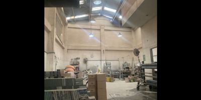 Descubre esta útil y practica bodega de doble altura con oficinas, ubicada en una zona central de la ciudad. Rentando 10.000.000. Especial para Inversionistas que quieran obtener una rentabilidad del 0.5% mensual, con una proyección a corto plazo del 0.8 %. Con 405 metros cuadrados, 220 de bodega y 200 de oficinas administrativas o bodegaje, Piso de alta resistencia y capacidad eléctrica para industria, 4 baños y 2 parqueaderos cubiertos, este espacio ofrece infinitas posibilidades para tu negocio. Su diseño funcional y moderno la convierten en el lugar ideal para almacenamiento o producción. Además, su ubicación estratégica garantiza fácil acceso a importantes vías y servicios. No pierdas la oportunidad de hacer crecer tu empresa en este lugar único. ¡Contáctanos para más información! SE ACEPTAN PERMUTAS EN ESPECIAL POR UNA BODEGA DE MENOR METRAJE.
