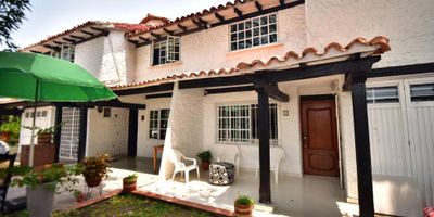 CASA EN VENTA - MANGA 

Hermosa casa con excelente ubicacion en uno de los barrios mas codiciados de la Ciudad Amurallada. Aprovecha esta oportunidad, cuenta con un area de112 m2 base de la casa mas metraje del segundo piso y La terraza (parqueadero) es de uso exclusivo de la casa (medidas a verificacion)

-Primer piso:
Sala.
Garage
Comedor
Cocina 
Patio
Zona labores
Cuarto y baño servicio
Baño visitas
Amplia terraza
-Segundo piso:
3 habitaciones (Aire), la principal con baño y baño auxiliar.
Altillo. 

Zona amplia de Parqueo 3 vehículos + garage.

CODIGO WASI 7819763
