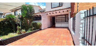Excelente casa para uso vivienda o comercial 

Consta de 285 metros, y se divide de la siguiente manera 

Primer piso 
1 estudio que se puede usar como alcoba, cuarto de servicio con baño, y baño social sin ducha, sala y comedor, cocina, patio con bbq 

Segundo Piso
2 habitaciones, 1 estudio, habitaciones con baño, y baño social 

Baños cabinados, pisos en madera, y ceramica 

Ubicado en uno de los mejores barrios de usaquen, cuenta con multiples rutas de acceso, parques, vias principales, Sitp, muy iluminado y fresco 

Se puede usar como hogar geriatrico 

