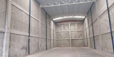 Bodega disponible para arriendo ubicada  en la Zona Franca de Rionegro , con un area de 417mts  para almacenamiento , una altura de 9 mts , puerta camion  y piso reforzado ,  Parque industrial cuenta con sistema propio de acueducto y alcantarillado, subestacion de energia, helipuerto,báscula camionera, salas de capacitación entre otros servicios, El usuario aduanero tendrá todos los beneficos tributarios encuanto al impuesto de renta, aportes parafiscales, entre otros, cerca a transporte publico , al aeropuerto JMC .