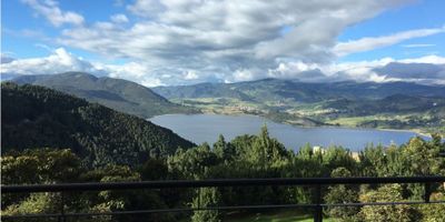 Area construida 327.99 mts, area lote 1.532,76 mts, vendo casa de dos pisos, acceso sala comedor con terraza amplia, estudio independiente, baño social, cocina semiabierta, zona de lavanderia, cuarto y baño de servicio, piso de abajo: tres habitaciones cada una con su baño y acceso a otra terraza y jardín, vista 100 X 100 a la laguna desde cualquier area de la casa, garaje cubierto para tres vehiculos, terraza con deck de madera, apts - c- dos 

 
