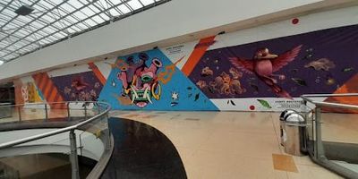 Local en segundo nivel, con alto flujo peatonal, muy buena vitrina comercial, apto para nuevas marcas que tengan gran proyección y posicionamiento. Dentro del Centro Comercial