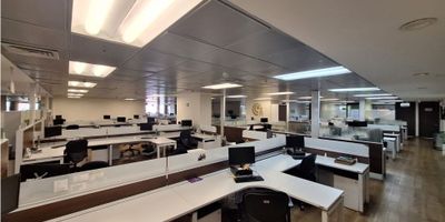 Oficina con area construida de 2.288,98 m2 localizada en el 3er piso de un prestigioso Edificio en el sector Sagrado Corazon, cuenta con una Recepción, 32 oficinas cerradas, 2 oficinas Gerenciales con baño y sala de reunión, 151 espacios de trabajo abiertos, 5 salas de reunión totalmente dotadas, un Auditorio para 90 personas, una cocina con poceta, 2 cuartos de alacena, 1 sala VIP o cafetería para toma de alimentos y terraza abierta, 2 baños grandes cada uno para 5 personas, 1 Data Center, cuarto de UPS, cuarto Técnico, cuarto de Aire Acondicionado y cuarto Eléctrico, 26 Parqueaderos sencillos y 10 Parqueaderos en servidumbre del sótano 4 de uso exclusivo del inmueble. Adicionalmente, el edificio cuenta con cafetería comunal en el piso 12 para 100 personas, auditorio, 2 salas de juntas y gimnasio.
