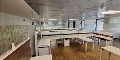 SIN MOBILIARIO

Oficina con area construida de 2.288,98 m2 localizada en el 3er piso de un prestigioso Edificio en el sector Sagrado Corazon, cuenta con una Recepción, 32 oficinas cerradas, 2 oficinas Gerenciales con baño y sala de reunión, 151 espacios de trabajo abiertos, 5 salas de reunión totalmente dotadas, un Auditorio para 90 personas, una cocina con poceta, 2 cuartos de alacena, 1 sala VIP o cafetería para toma de alimentos y terraza abierta, 2 baños grandes cada uno para 5 personas, 1 Data Center, cuarto de UPS, cuarto Técnico, cuarto de Aire Acondicionado y cuarto Eléctrico, 26 Parqueaderos sencillos y 10 Parqueaderos en servidumbre del sótano 4 de uso exclusivo del inmueble. Adicionalmente, el edificio cuenta con cafetería comunal en el piso 12 para 100 personas, auditorio, 2 salas de juntas y gimnasio.
