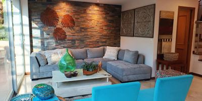 Casa en venta en unidad cerrada, sector tranquilo, poco flujo vehicular, cerca a centros comerciales, zona residencial, facil acceso a rutas de transporte publico y servicios complementarios. Piso en marmol y madera laminada, dos niveles, sala y comedor independiente, estudio, 3 alcobas con baño en cada una, jacuzzi, cocina integral abierta tipo americano, alcoba y baño de servicio, y parqueaderos lineales cubiertos. Conjunto cerrado con parques infantiles, zonas verdes, vigilancia 24 hrs, citofonia y circuito cerrado de tv. *Inmuebles sujetos a verificación de disponibilidad.*