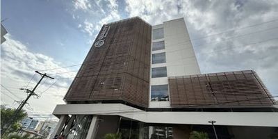 Oficina en VENTA en el barrio Pinares de Pereira, Cuenta con un área 50m2, 1 subdivisión, 1 baño, 1 parqueadero cubierto, excelente ubicación.