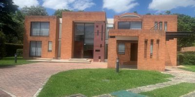 Casa esquinera en San Simón, Lote 1398 m2, CUATRO habitaciones con baño, Estudio -  Estar de alcobas -  Terraza con BBQ - cuarto de servicio con su baño, zona de ropas, Chimenea, comedor auxiliar, cocina con isla. UNA de las habitaciones queda en el primer nivel. 

 
