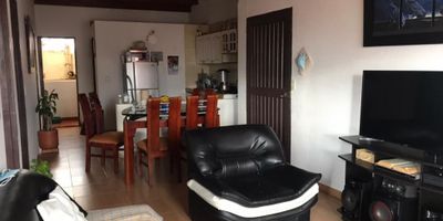 Venta de hermoso apartamento en conjunto cerrado, amplio en un excelente sector, consta de 3 Alcobas, 3 closet, 1 baño, salacomedor, cocina sencilla con gabinetes, gas, calentador, balcón, zona de ropas, piso en general en ceramica y bahia de parqueo. Area aprox de 92mts2
