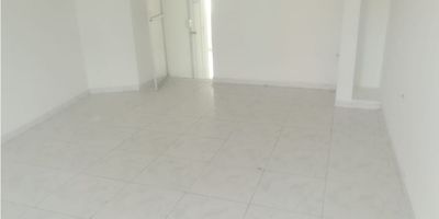 Se Alquila local muy bien ubicado, amplio con buena iluminación, cuenta con 1 baño y piso en general en ceramica. Aprox 42mts
