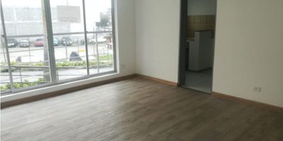 Local comercial con un metraje de 100mtrsAprox cuenta con 1 baño auxiliar, cocina sencilla, los pisos en general son madera laminada y terraza.
