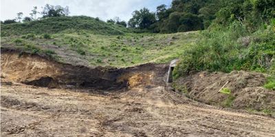 ?️ Lote en Venta en La Alhambra, Manizales

¡Oportunidad única para inversionistas y desarrolladores en una de las zonas más exclusivas de Manizales! Este extenso lote de 12,000 m² es perfecto para un proyecto residencial de alto nivel.

? Espacio Amplio y Versátil: Con un terreno de 12,000 m², este lote ofrece un gran potencial para la construcción de un conjunto de apartamentos, con suficiente espacio para diseñar y desarrollar un proyecto residencial que se destaque por su exclusividad y comodidad.

? Vistas Espectaculares: El lote goza de una vista panorámica impresionante hacia el Nevado y el Aeropuerto, brindando un entorno natural y tranquilo que encantará a futuros residentes.

? Ubicación Privilegiada: Situado a bordo de carretera, en el sector de La Alhambra, este lote cuenta con un fácil acceso, ideal para quienes buscan comodidad y conectividad en una zona de alta valorización.

? Perfecto para un Proyecto de Lujo: Clasificado en estrato 6, este lote es el escenario perfecto para desarrollar un proyecto residencial que ofrezca lo mejor en términos de lujo y exclusividad.

¡No dejes pasar esta oportunidad de inversión en La Alhambra, Manizales! Contáctanos para obtener más información y conocer las posibilidades que este lote puede ofrecer.
