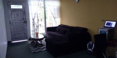 Venta casa en fatima, manizales 2 niveles amplia bien iluminada, cuenta con 3 alcobas,  estudio, 2 baños, salacomedor, cocina sencilla, gas, zona de ropas, balcon, piso en general en ceramica/tapete, garaje cubierto para 2 vehiculos y zona de parqueo. Area construida Aprox 125 mts
