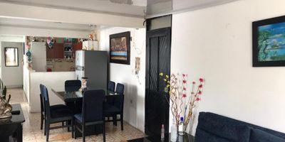 Venta de apartamento amplio en un excelente sector, consta de 4 Alcobas, 2 closet, 1 baño, salacomedor, cocina semi integral, gas, calentador, balcón, zona de ropas, patio, piso en general en ceramica y bahia de parqueo. Area aprox de 106mts2

