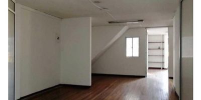 Alquiler local en la Arboleda, Manizales, cuenta con muy buena ubicación y amplio, piso en general en ceramica, 1 baño garaje cubierto y zona de parqueo. Area aprox 150mts2
