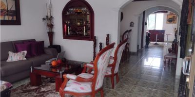 Venta de Casa con Renta en Villamaría, Caldas

Casa de cuatro niveles, amplia e iluminada, ideal para vivienda familiar o inversión. Con 210 m² construidos, ofrece espacios cómodos y bien distribuidos.

Características principales:


 4 habitaciones con closet.
 3 baños.
 Sala y comedor independientes.
 Cocina sencilla con gas domiciliario y calentador.
 Zona de ropas.
 Pisos en cerámica.


Ubicada en un sector con fácil acceso al transporte público y cercana a comercios y servicios.

Contáctanos para más información o para agendar una visita.
