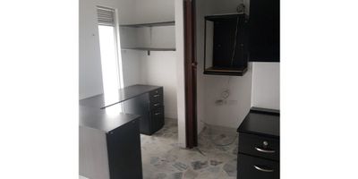 Se alquila casa comercial de 2 niveles iluminada, amplia en un excelente sector, consta de 7 alcobas,  4 baños, gas,  sala, comedor, pisos en general marmol,terraza y zona de parqueo. Area Aprox 105mts2
