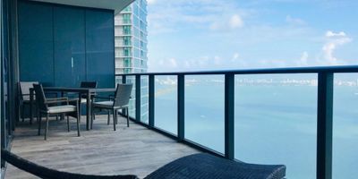 Venta apartamento en Edgewater Miami Midtown en 800.000usd y administración 839usd, con vista a la bahía, la ciudad y el mar con frescas brisas marinas, cuenta con 1 alcoba, closet, 2 baños, cocina integral, balcón, piso en general en porcelana estilo madera, garaje cubierto. El edificio tiene sala de cine, conserje, dos canchas de tenis, elevadores privados (ascensor), gimnasio con equipo ultra moderno, patio de recreo, propiedad frente al mar de cinco acres, salon de fiestas, salon de juegos para niños, salón para fumar, seguridad 24horas, spa,  zona húmeda, espacio de estacionamiento por unidad, ballet, yoga y pilatos. Área construida 88mts2
