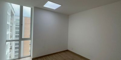 ? Arriendo Oficina en El Cable, Manizales | Arriendos Manizales

¡Establece tu negocio en uno de los sectores más exclusivos de Manizales! Esta oficina de 30 m² ubicada en El Cable, ofrece un espacio ideal para tu empresa o proyecto, en un entorno moderno y seguro.

? Espacio y Comodidad:


 Área: 30 m²
 Habitación: 1 (espacio amplio e iluminado)
 Baño: 1 (social)
 Garaje: 1 (cubierto)


?️ Características y Servicios: La oficina cuenta con pisos en madera flotante, doble ventana para un ambiente tranquilo y una vista panorámica impresionante desde el piso 8. El edificio está equipado con ascensor, sala de juntas, salón social, parqueadero para visitantes, y cuenta con vigilancia permanente para tu seguridad.

? Ubicación Estratégica: Ubicada en El Cable, uno de los sectores más dinámicos y accesibles de Manizales, la oficina tiene fácil acceso a transporte público y está rodeada de áreas turísticas, centros comerciales, colegios, universidades, y parques. Además, está en una zona comercial y residencial, ideal para combinar trabajo y comodidad.

Esta oficina es perfecta para quienes buscan un espacio bien ubicado, seguro y con todas las comodidades para llevar su negocio al siguiente nivel. ¡Contáctanos para más información y para programar una visita!
